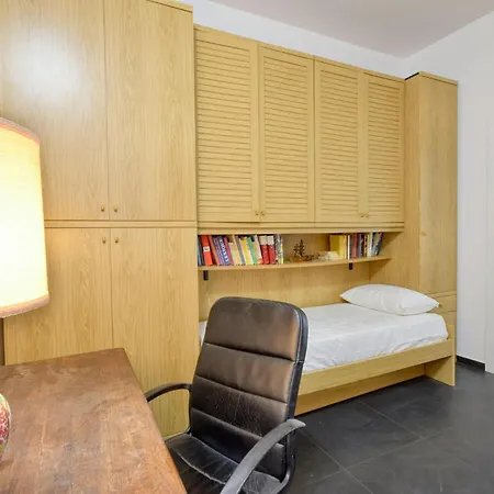 2 Bedroom Cozy In Genoa